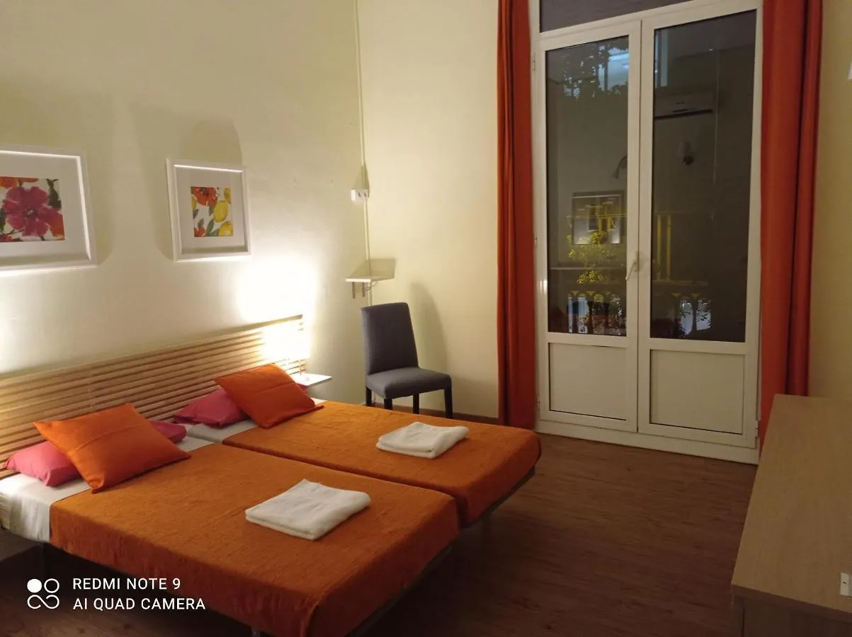 Barcelona Central Garden Hostal Hostel